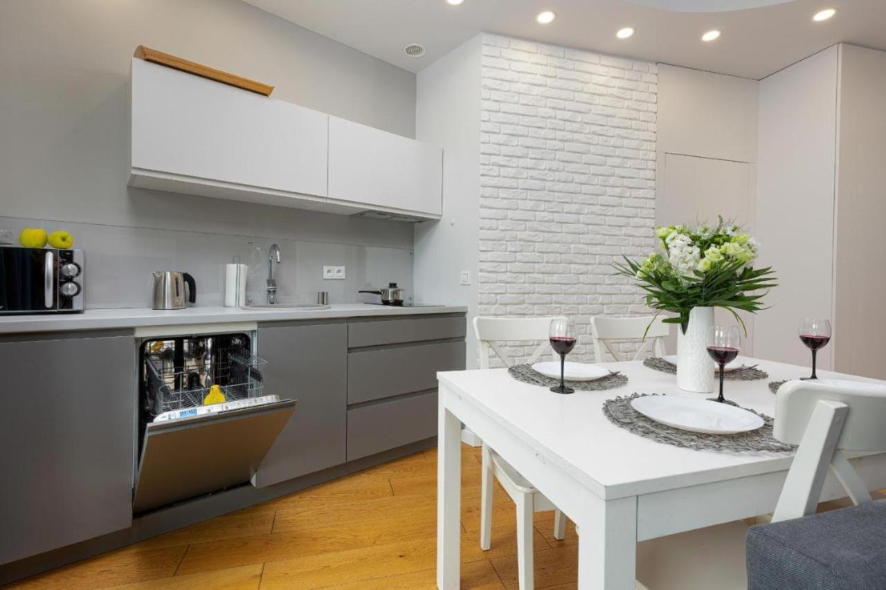 وارسو Modern Apartment With Pool Near Golden Terraces المظهر الخارجي الصورة